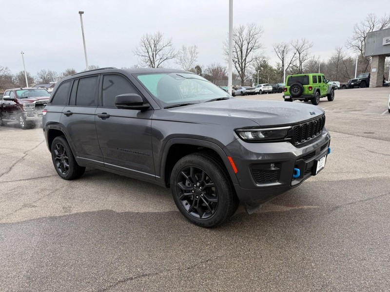 Jeep Grand Cherokee 4xe Vehicle Full-screen Gallery Image 9