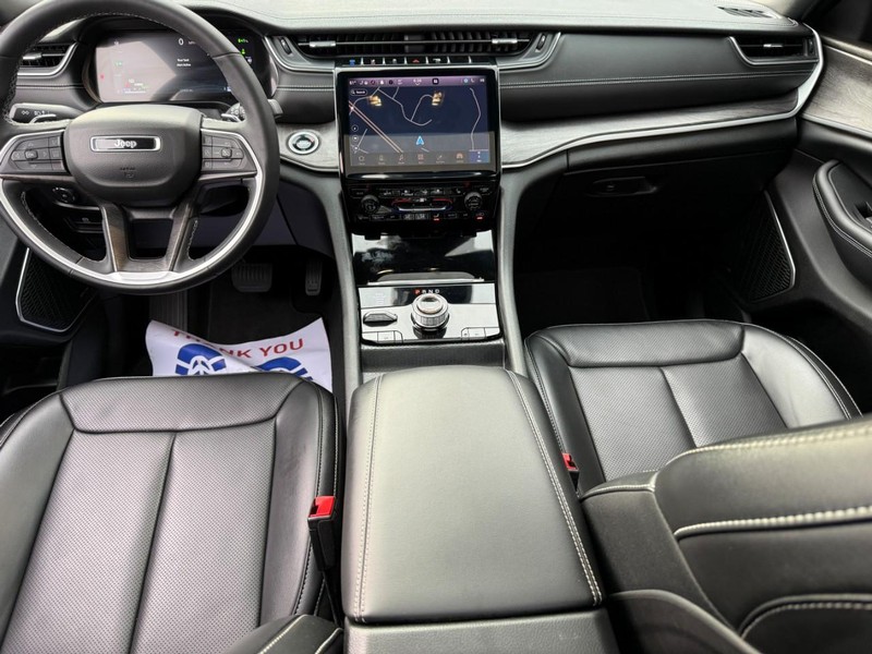 Jeep Grand Cherokee 4xe Vehicle Full-screen Gallery Image 11