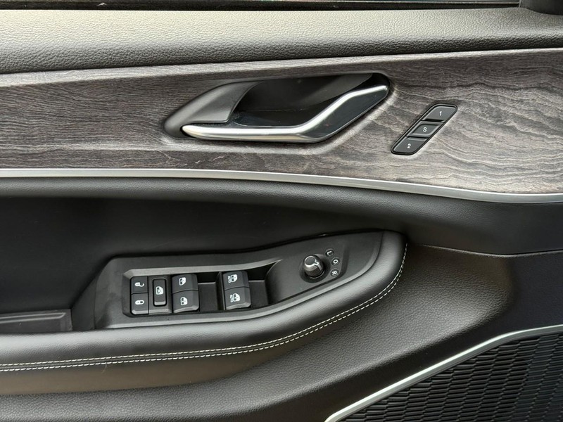 Jeep Grand Cherokee 4xe Vehicle Full-screen Gallery Image 16