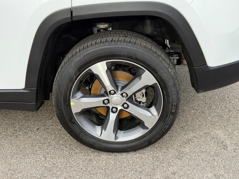 Jeep Grand Cherokee Vehicle Image 05