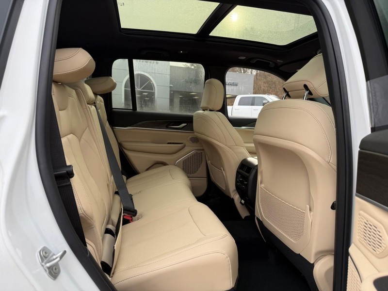 Jeep Grand Cherokee Vehicle Image 08