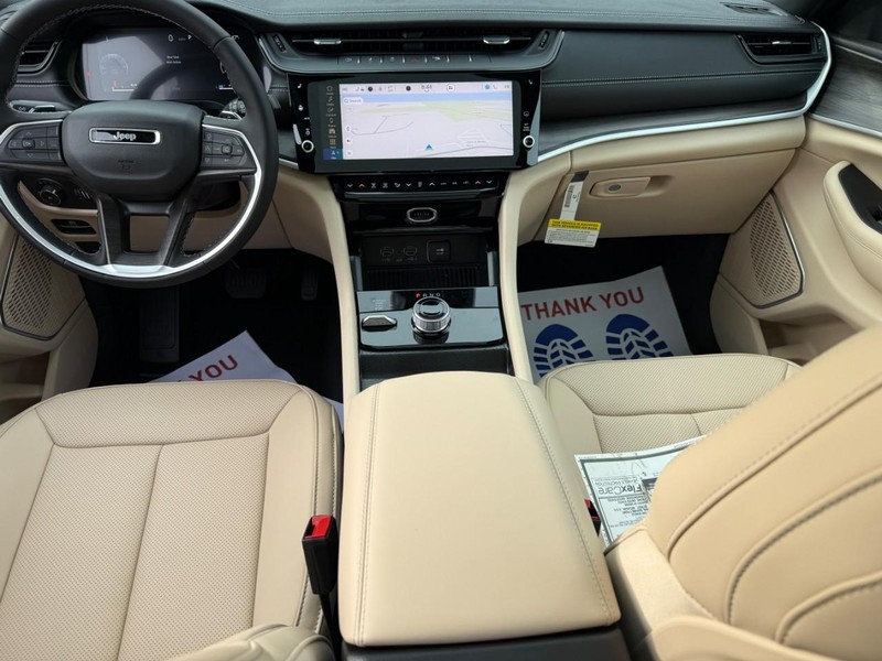 Jeep Grand Cherokee Vehicle Image 09