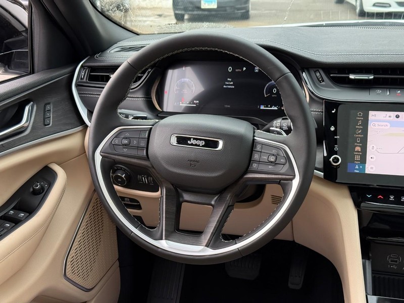 Jeep Grand Cherokee Vehicle Image 11