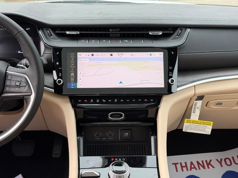 Jeep Grand Cherokee Vehicle Image 12