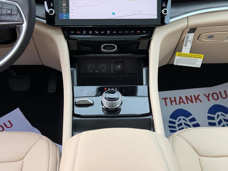 Jeep Grand Cherokee Vehicle Image 14