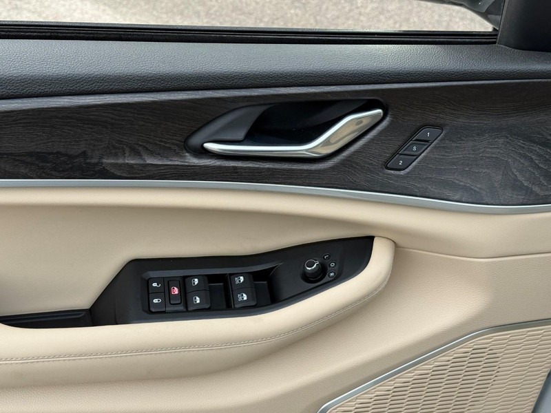 Jeep Grand Cherokee Vehicle Image 15