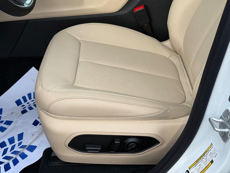 Jeep Grand Cherokee Vehicle Image 17