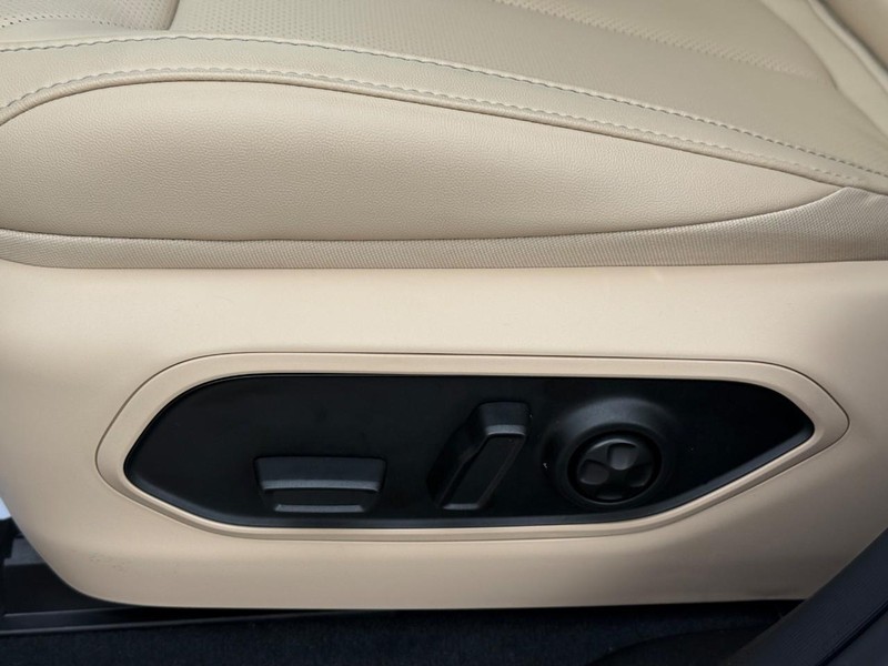 Jeep Grand Cherokee Vehicle Image 18