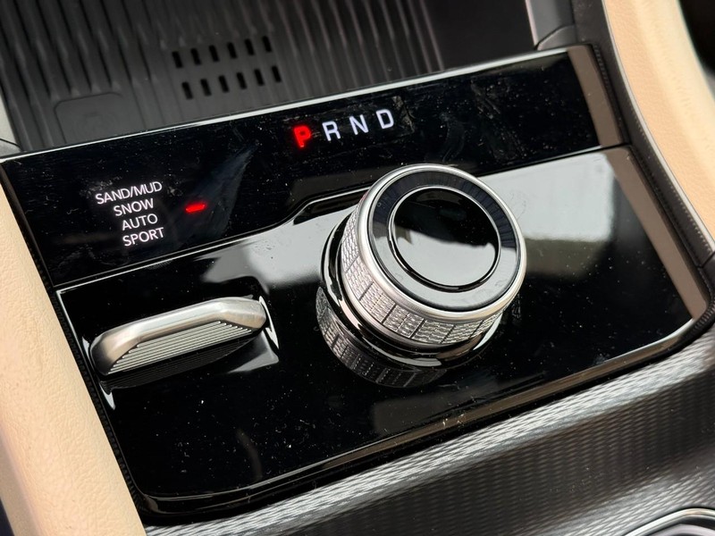 Jeep Grand Cherokee Vehicle Image 21