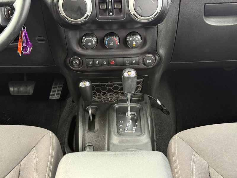 Jeep Wrangler Unlimited Vehicle Full-screen Gallery Image 15