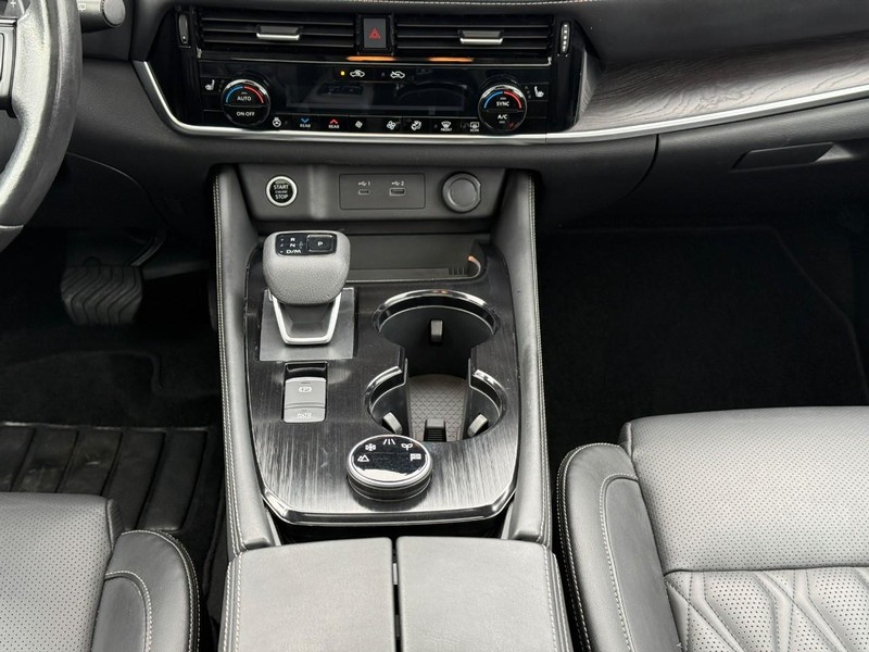 Nissan Rogue Vehicle Image 19