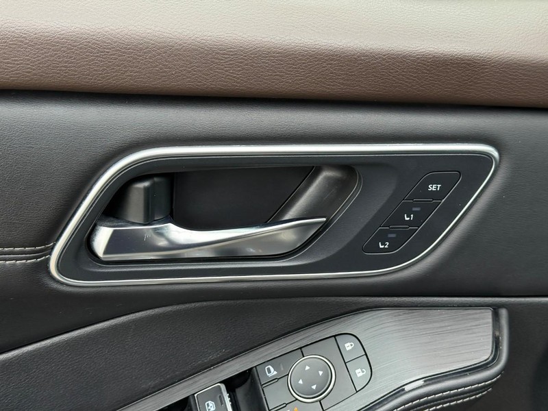 Nissan Rogue Vehicle Image 21