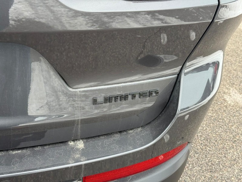 Jeep Grand Cherokee L Vehicle Image 07