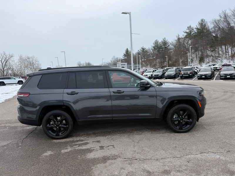 Jeep Grand Cherokee L Vehicle Image 12