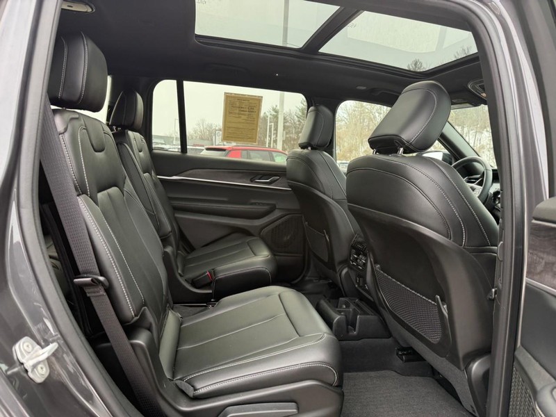 Jeep Grand Cherokee L Vehicle Image 15