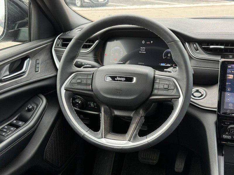 Jeep Grand Cherokee L Vehicle Image 18