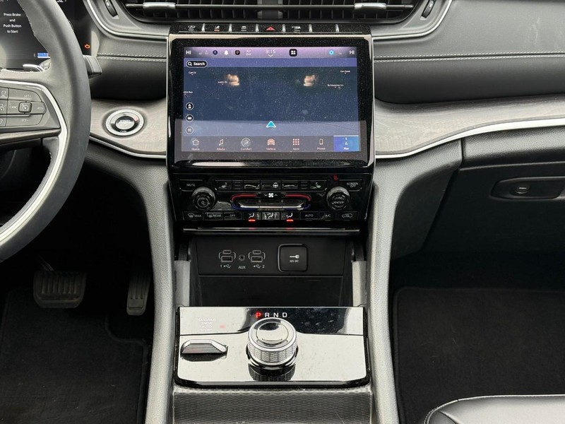 Jeep Grand Cherokee L Vehicle Image 21