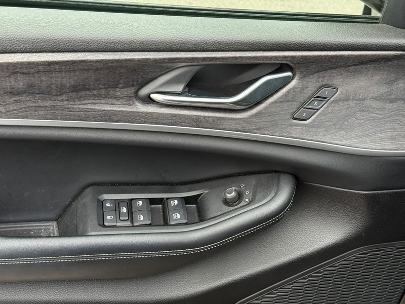 Jeep Grand Cherokee L Vehicle Image 23