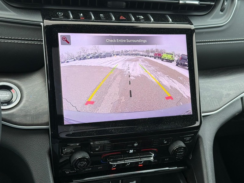 Jeep Grand Cherokee L Vehicle Image 32