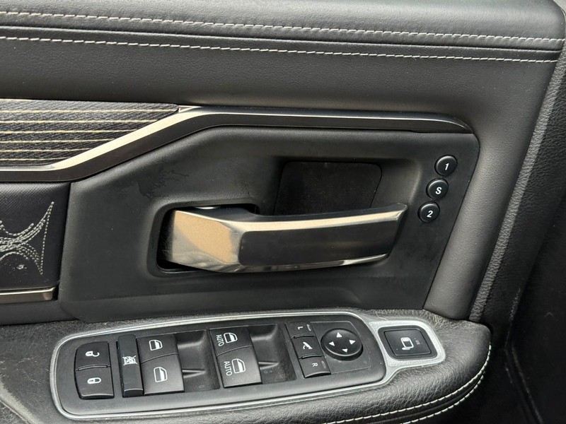 Ram 3500 Vehicle Full-screen Gallery Image 16