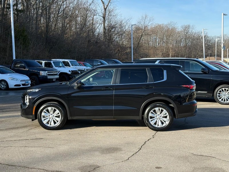 Mitsubishi Outlander Vehicle Full-screen Gallery Image 2