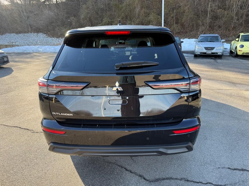 Mitsubishi Outlander Vehicle Full-screen Gallery Image 6