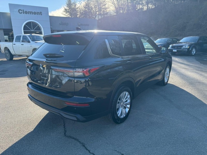 Mitsubishi Outlander Vehicle Full-screen Gallery Image 7