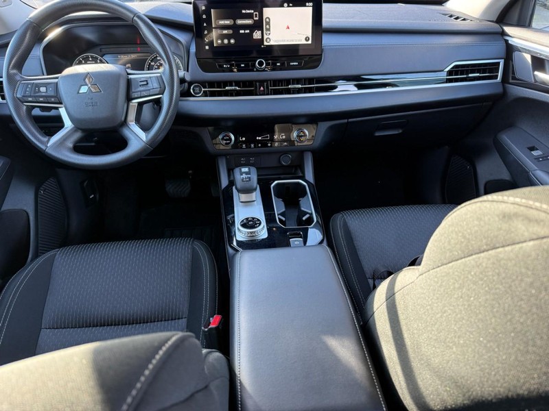 Mitsubishi Outlander Vehicle Full-screen Gallery Image 11