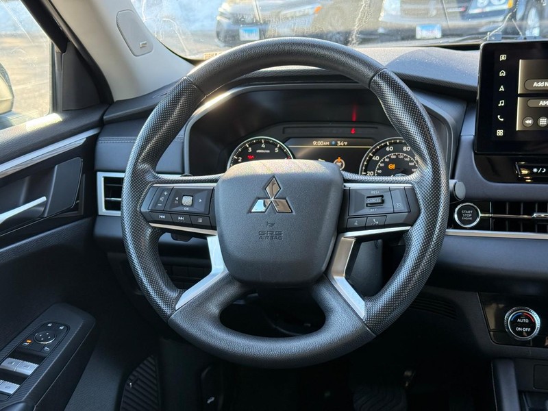 Mitsubishi Outlander Vehicle Full-screen Gallery Image 12