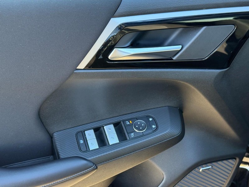 Mitsubishi Outlander Vehicle Full-screen Gallery Image 15