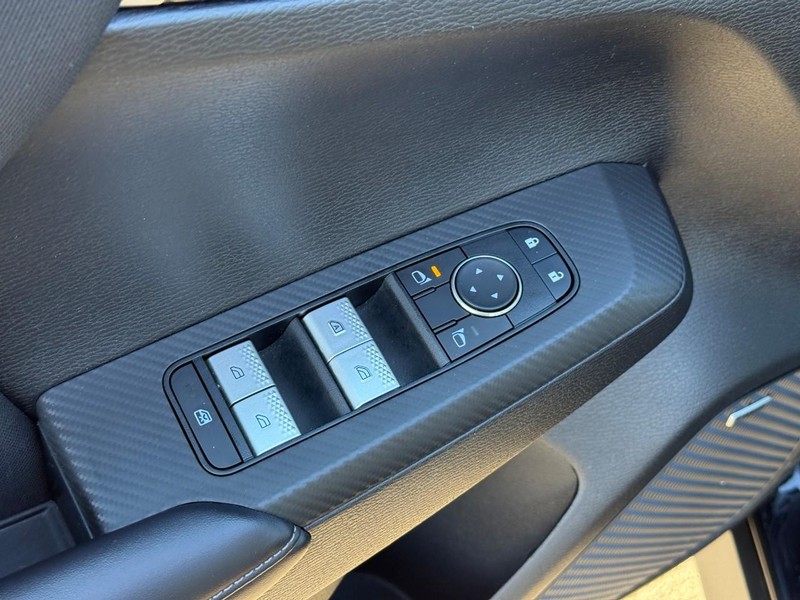 Mitsubishi Outlander Vehicle Full-screen Gallery Image 16