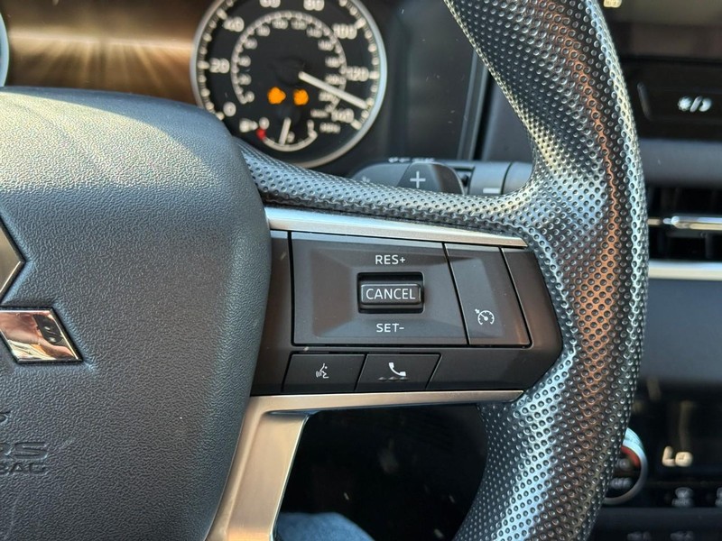 Mitsubishi Outlander Vehicle Full-screen Gallery Image 19