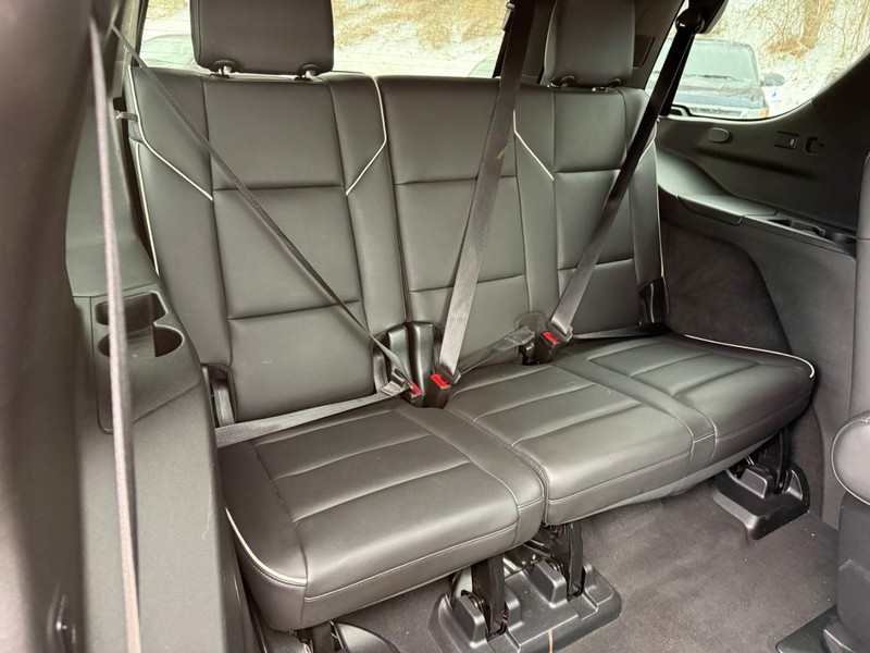 Cadillac Escalade Vehicle Full-screen Gallery Image 09