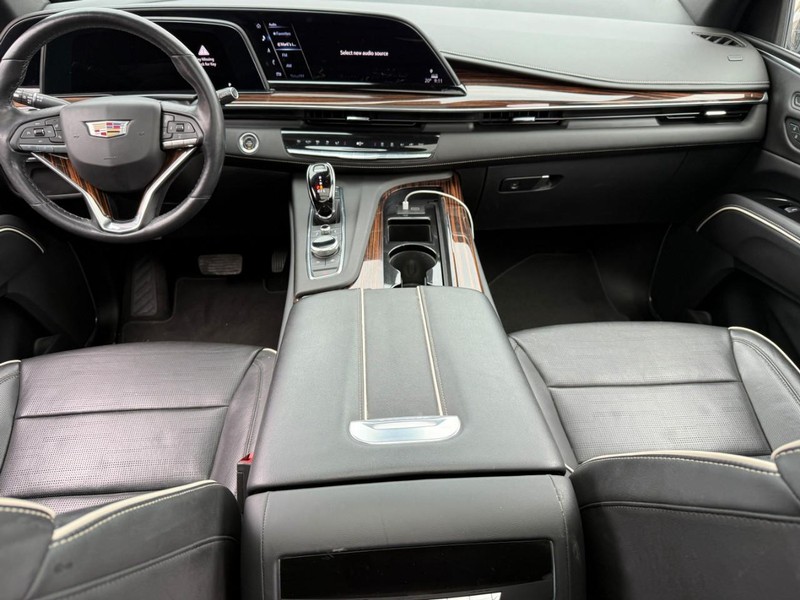 Cadillac Escalade Vehicle Full-screen Gallery Image 10