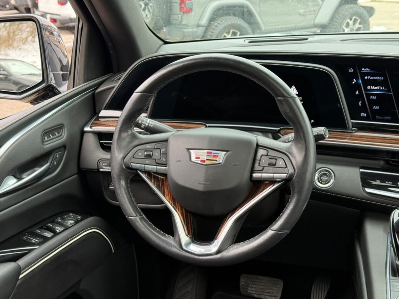 Cadillac Escalade Vehicle Full-screen Gallery Image 11