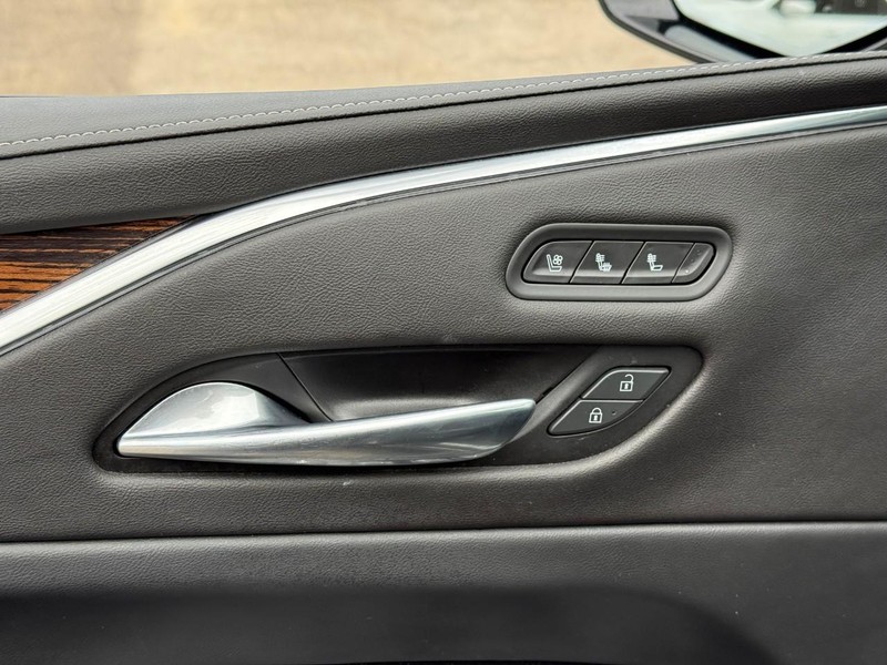 Cadillac Escalade Vehicle Full-screen Gallery Image 15