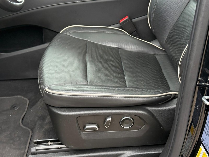 Cadillac Escalade Vehicle Full-screen Gallery Image 16