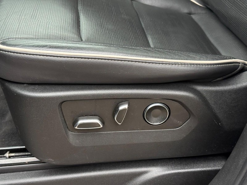 Cadillac Escalade Vehicle Full-screen Gallery Image 17