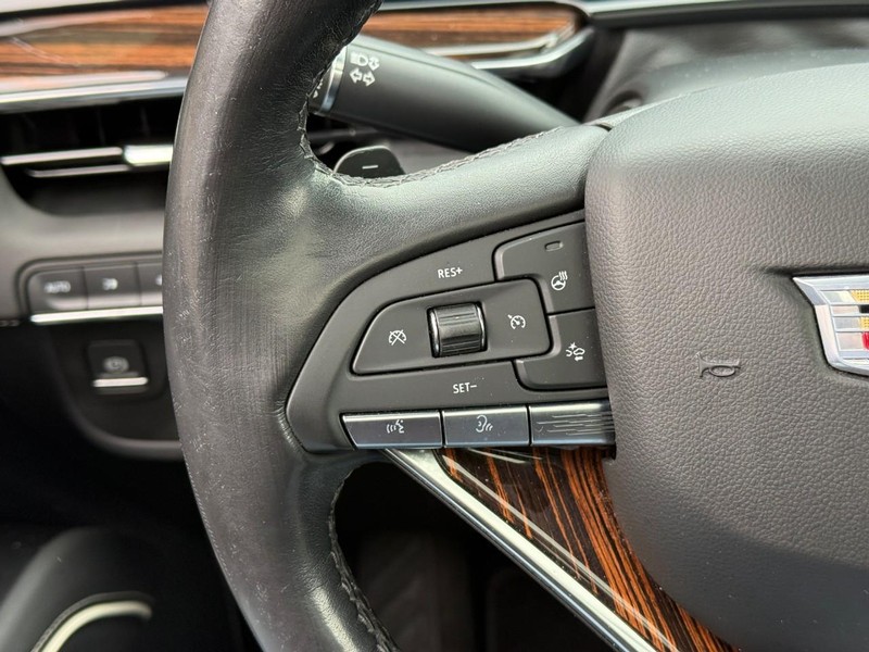 Cadillac Escalade Vehicle Full-screen Gallery Image 18