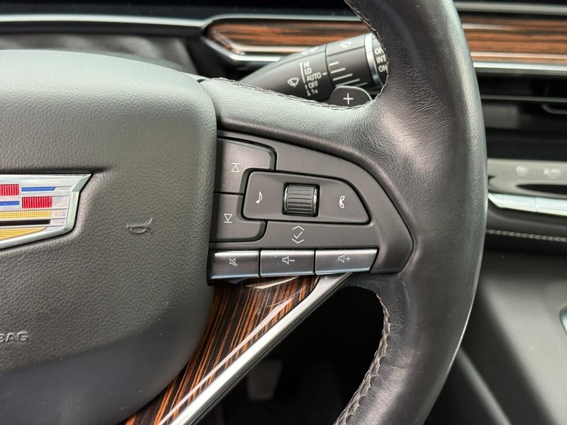 Cadillac Escalade Vehicle Full-screen Gallery Image 19