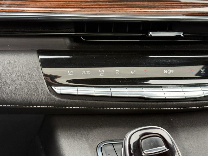 Cadillac Escalade Vehicle Full-screen Gallery Image 21