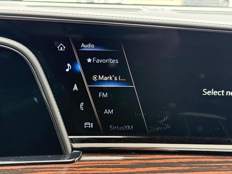 Cadillac Escalade Vehicle Full-screen Gallery Image 22