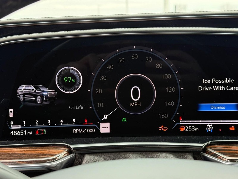 Cadillac Escalade Vehicle Full-screen Gallery Image 23