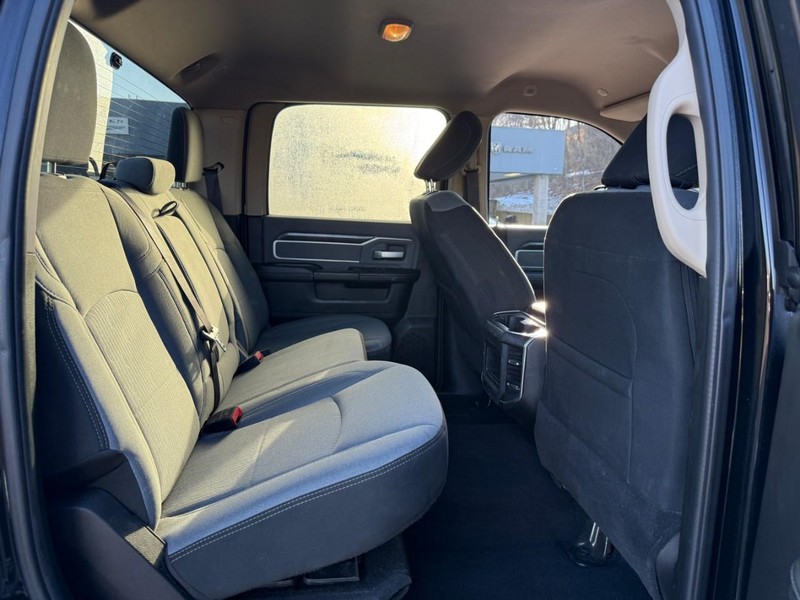 Ram 2500 Vehicle Full-screen Gallery Image 9