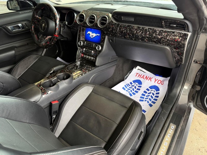 Ford Mustang Vehicle Full-screen Gallery Image 7