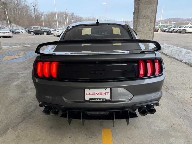 Ford Mustang Vehicle Full-screen Gallery Image 10