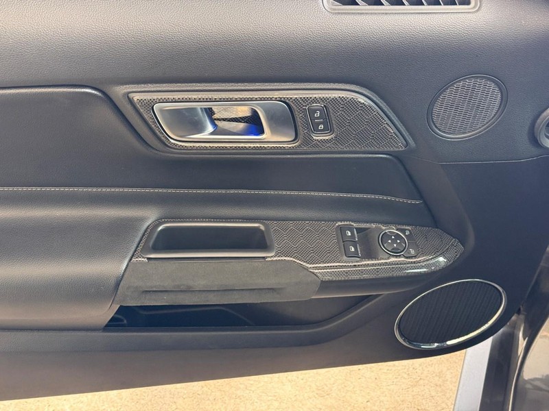 Ford Mustang Vehicle Full-screen Gallery Image 13