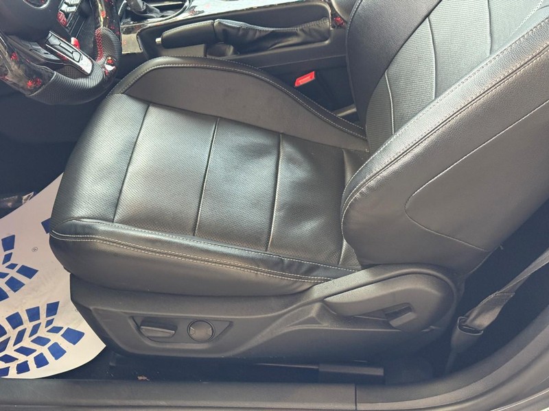 Ford Mustang Vehicle Full-screen Gallery Image 14