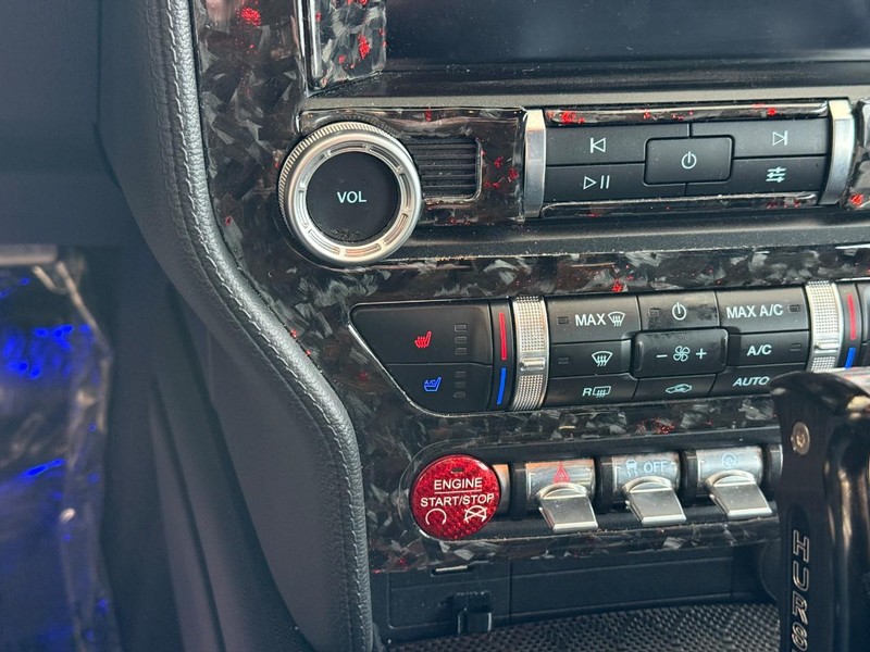 Ford Mustang Vehicle Full-screen Gallery Image 16