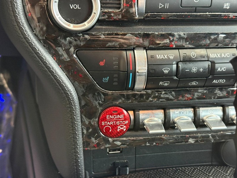 Ford Mustang Vehicle Full-screen Gallery Image 17